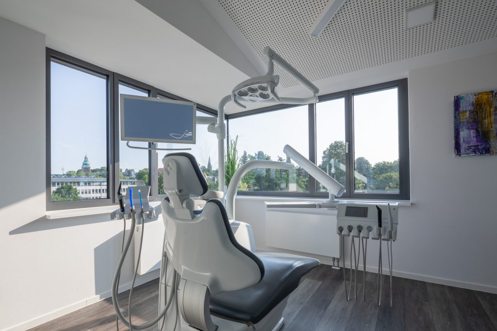 Behandlungszimmer der Zahnarztpraxis Dr. Jan Schürmans in Bad Salzuflen mit tollem Ausblick.