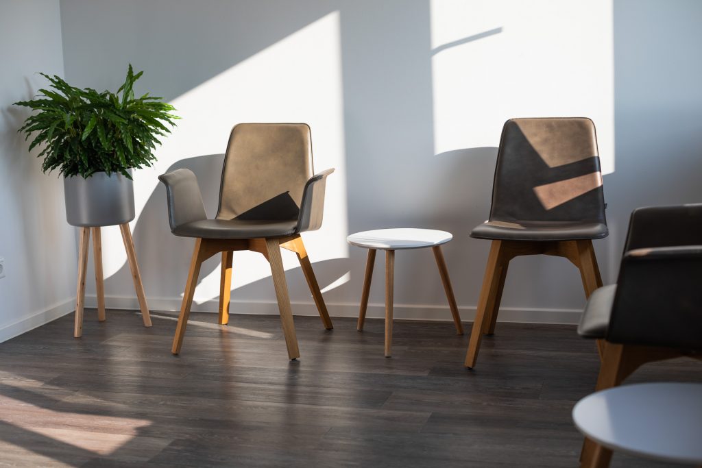 Wartezimmer der Zahnarztpraxis Dr. Jan Schürmans in Bad Salzuflen.